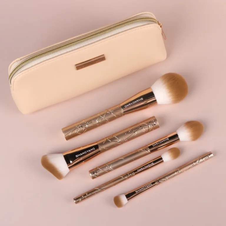 Set de brochas de maquillaje doradas para principiantes con bolsa